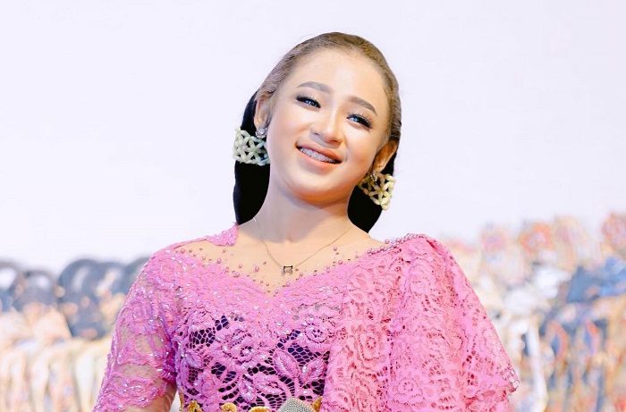 Penampilan Niken Salindry, sinden cantik asal Kediri, Jawa Timur yang sering kali menyanyikan lagu-lagu viral di TikTok.