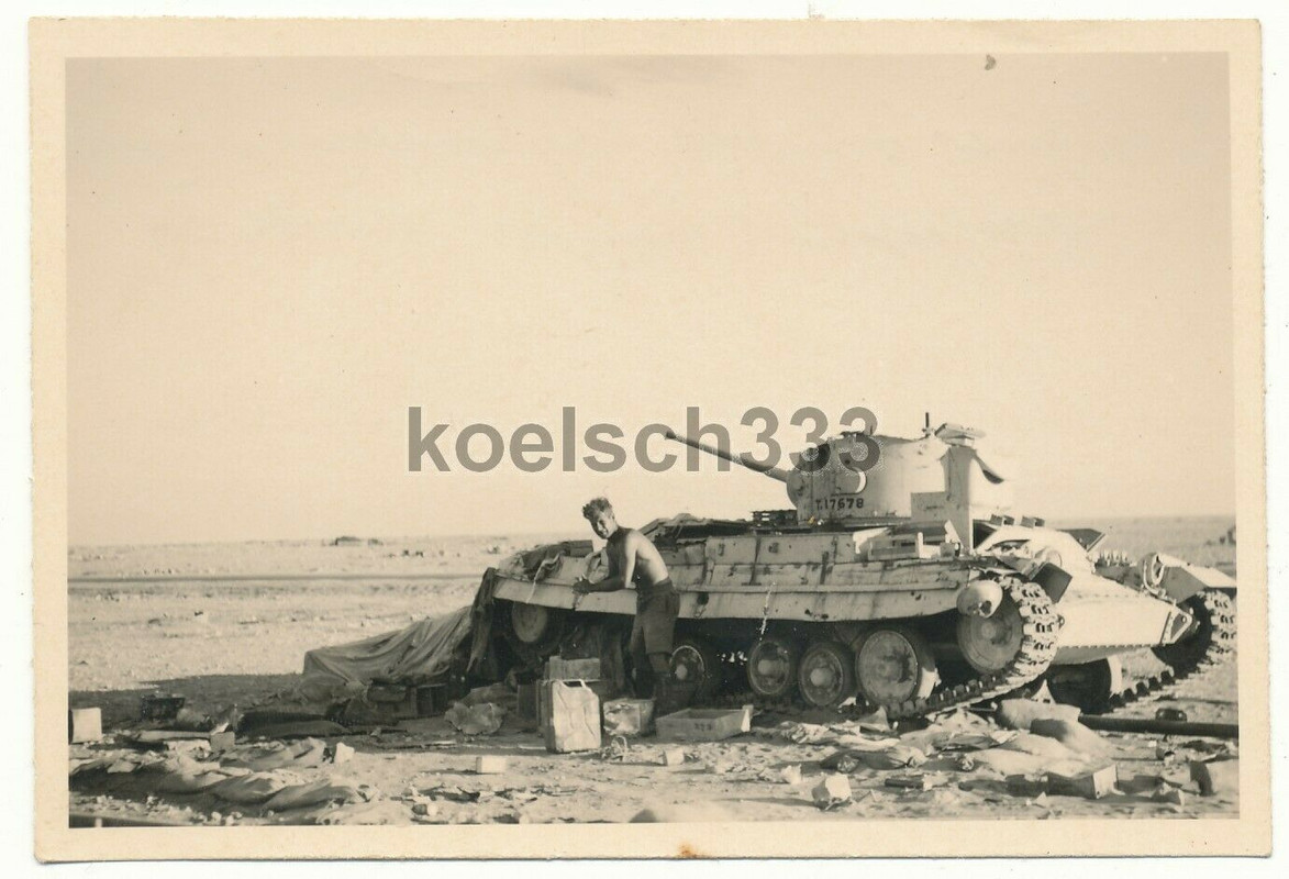 Foto Afrika Korps Kämpfer am engl. Mk III Valentine Beute Panzer