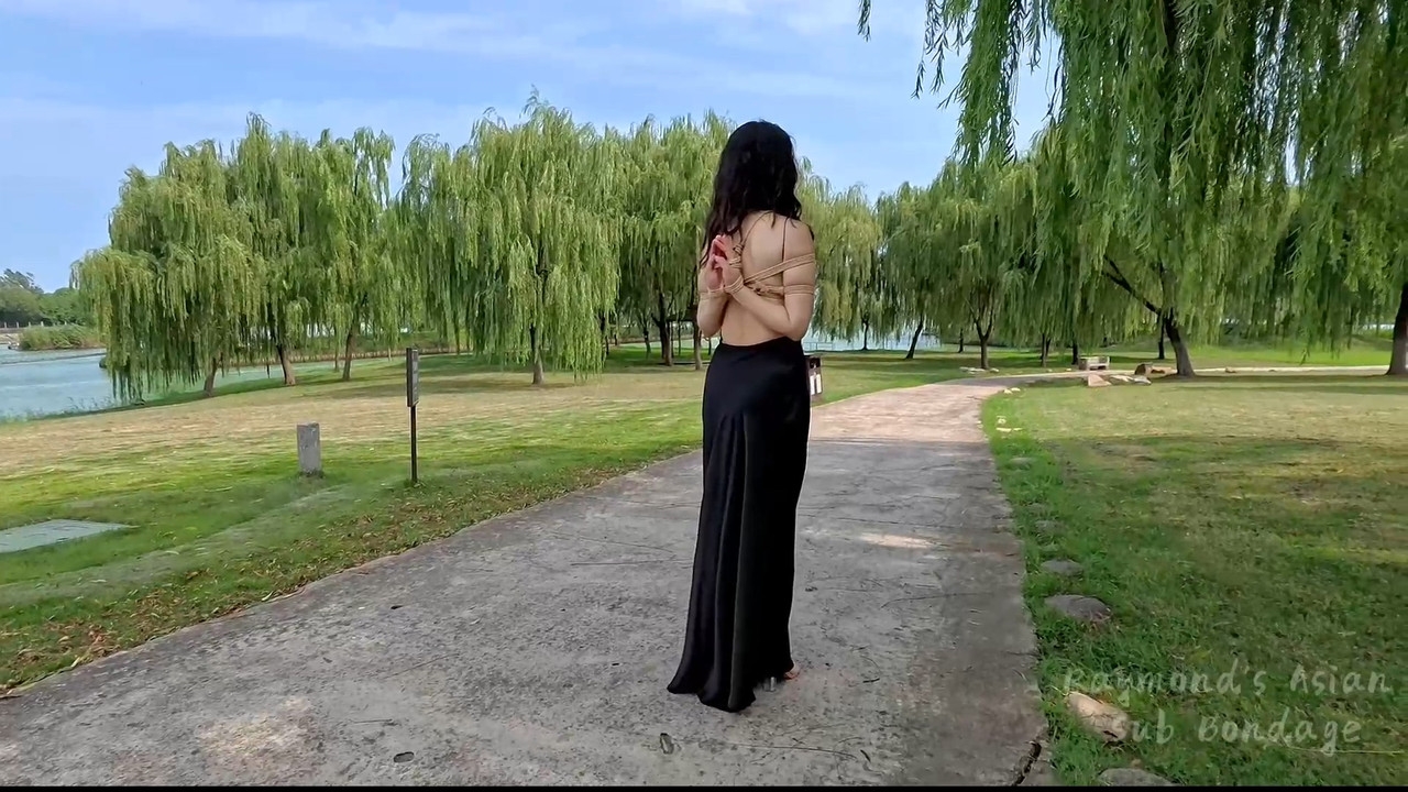 Raymond 裙子下被绑大腿艰难的户外行走.mp4_20250812_132505.652