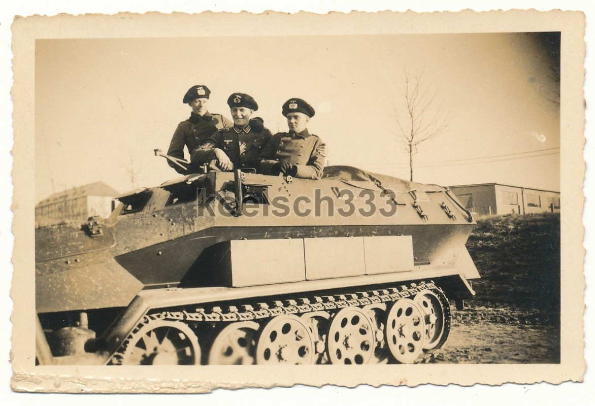 Foto Panzermänner mit Panzerschutzmützen im Schü