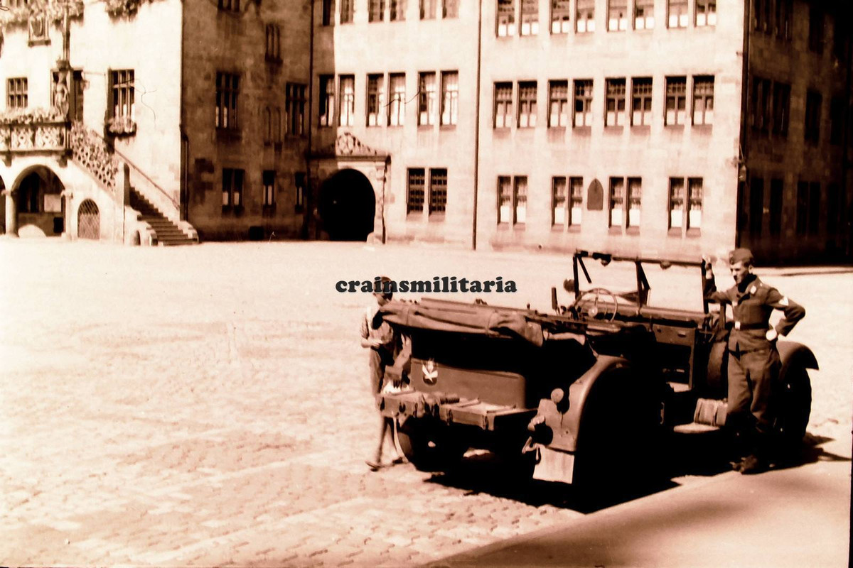 Orig. Negativ Foto Luftwaffe Soldaten in HEILBRONN Bayern Kübelwagen Rathaus