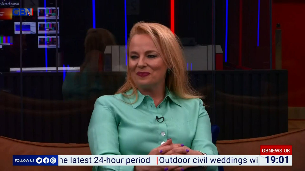 06.20 - 19.00.00 - Sunday Night Live. Interviews, debate and discussi....ts_snapshot_07.24.698
