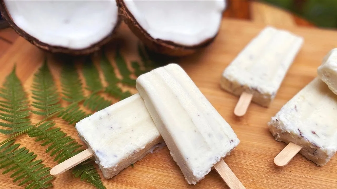 Receta para preparar paletas heladas de coco, ideal para los días calurosos