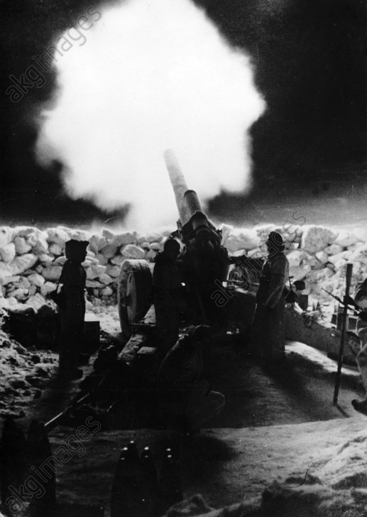 Geschütze bei Nacht an der Ostfront, aufgenommen im Februar 1943..