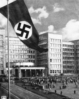 https://i.postimg.cc/QNnd53c2/edificio-ig-farben-con-bandera-nazi.gif