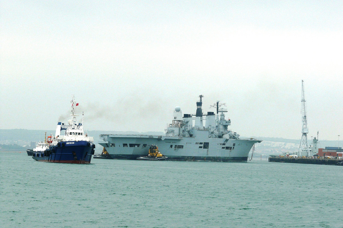 HMS Ark Royal (R.07) уводят на разборку, 20 мая 2013-1