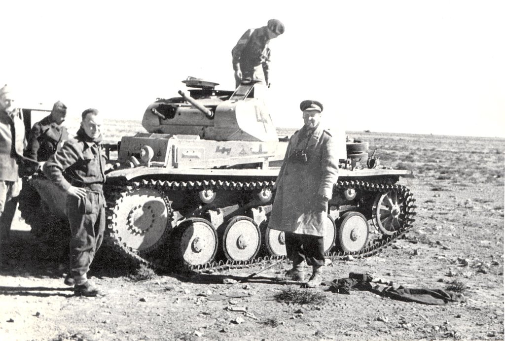 1942. Брошенный немецкий танк Pz II. Африка.