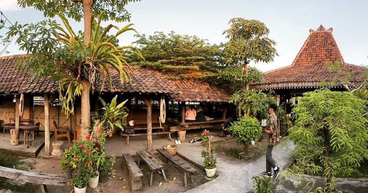 Waroeng Joglo Merah Putih, pilihan tempat makan siang enak di Surabaya.
