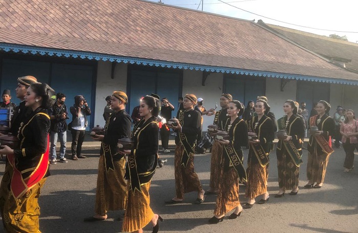 Kirab 17 jenis jenang oleh Putra Putri Solo dalam acara Semarak Jenang Sala 2022, Sabtu (18/6/2022).