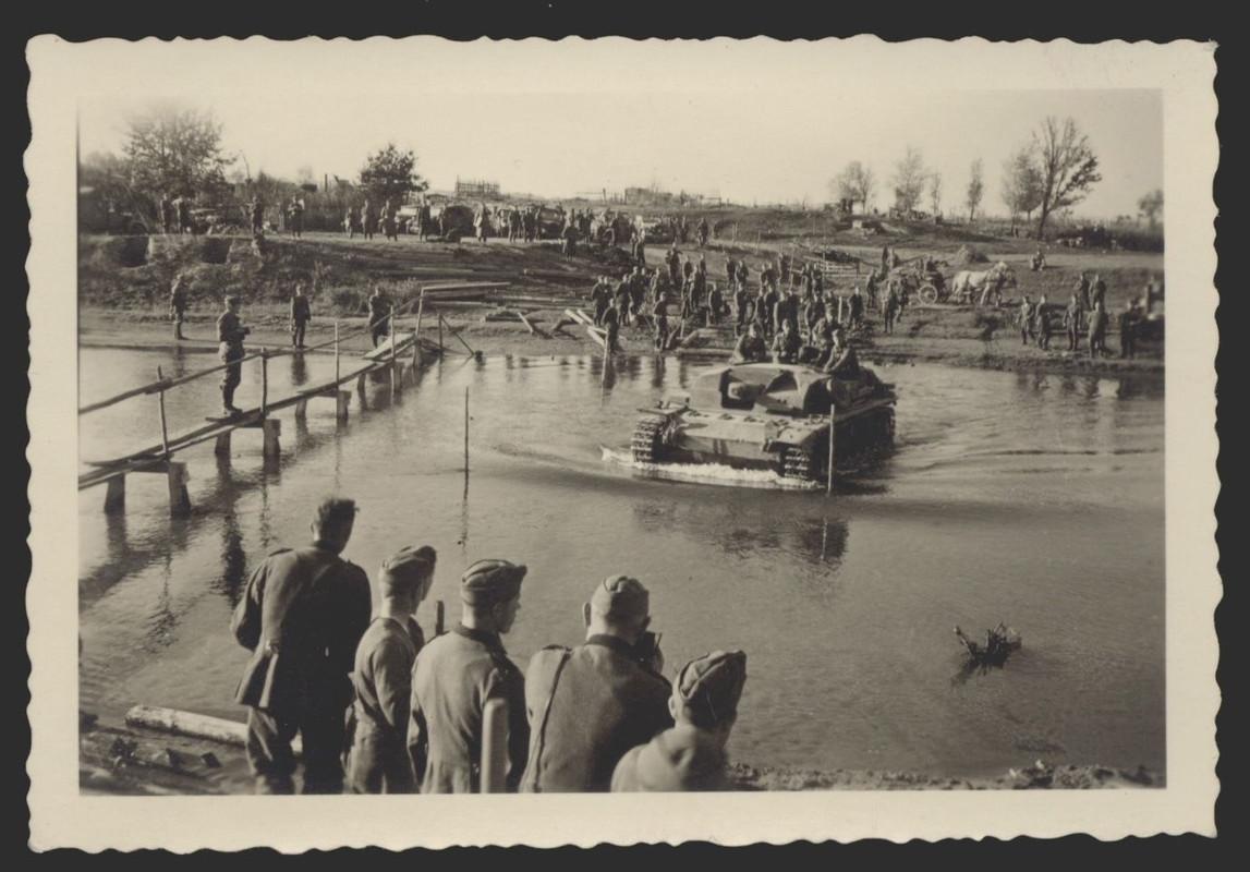 orig. Foto von 1941, Soldaten mit Sturmgeschütz 