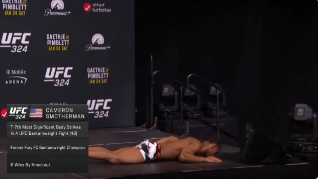 Камерън Смотерман припада на сцената по време на претеглянето за UFC 324