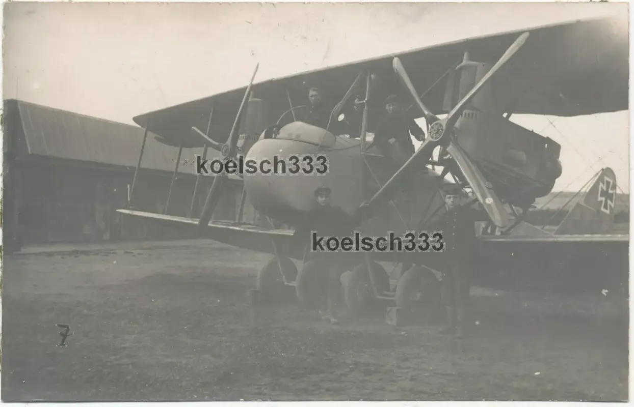 Foto deutsches AEG Doppeldecker Flugzeug auf Flugplatz Frankfurt Oder 1918 (1)