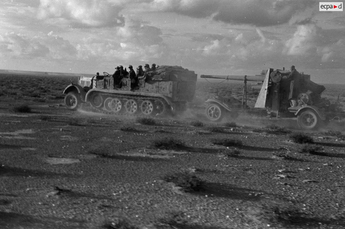 Un semi-chenillé Sd.kfz.7 tractant une pièce de 8,8 cm FlaK.,
