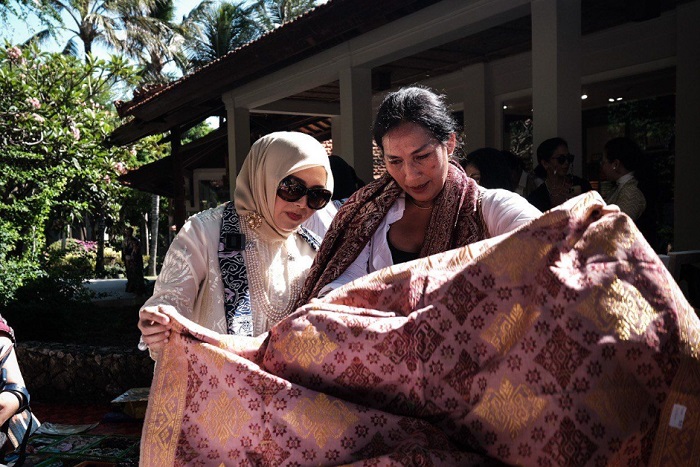 variasi Wastra Nusantara atau kain tradisional seperti ulos, tapis Lampung, batik, kain songket dan tenun Sumba diperkenalkan dalam World Tourism Day 2022.