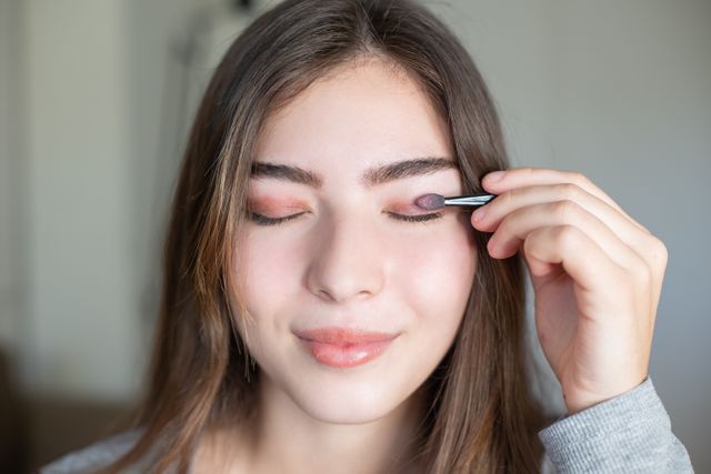 a woman doing easy fall makeup look 