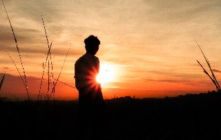 Dòng Thơ Bảy Chữ Tám Câu - Nguyễn Thành Sáng - Page 10 164-1643631-wallpaper-silhouette-man-light-sunset-sky-grass-people