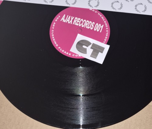 00-dj-housewife-spinning-ep-ajax-001-sm2