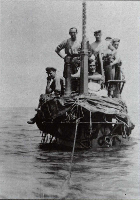 HMS B.6 во время патрулирования у Полы 1916