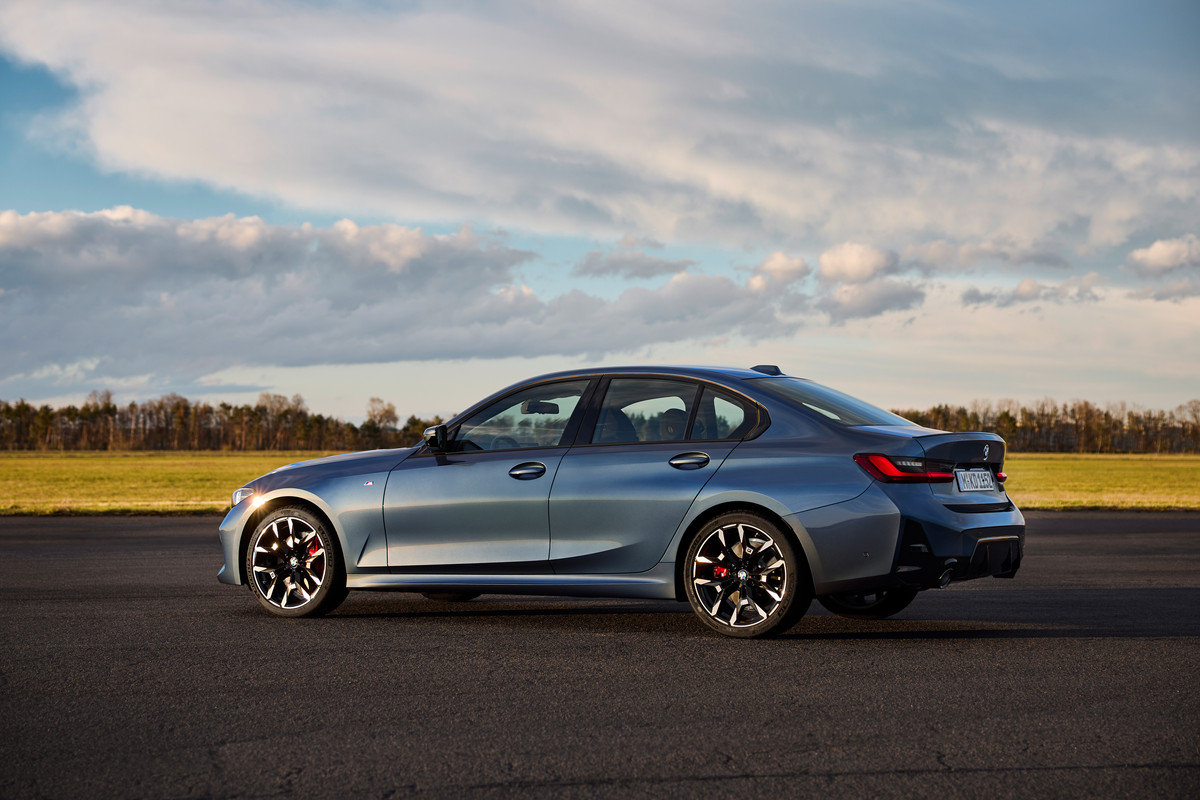 P90549633_highRes_the-new-bmw-330i-sed