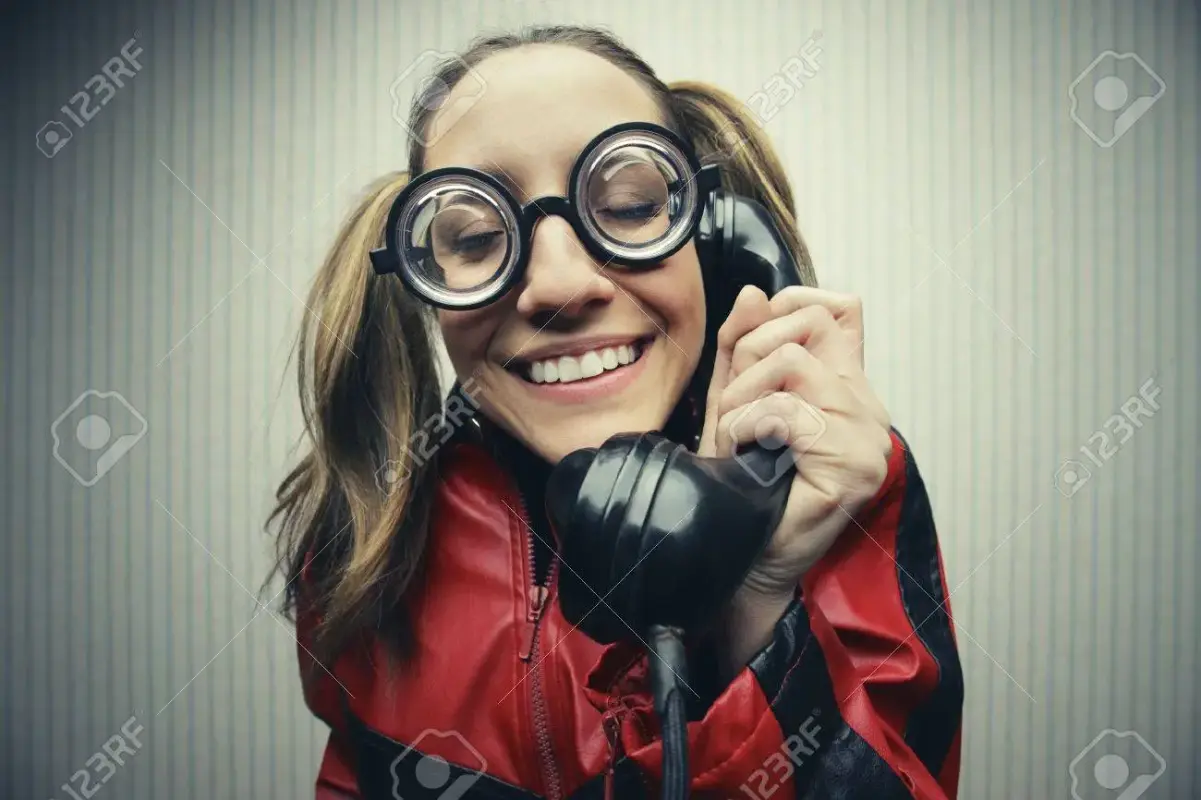 18096917-drôle-femme-humour-intello-parler-rétro-téléphone-vintage-noir-sur-papier-peint-vintage