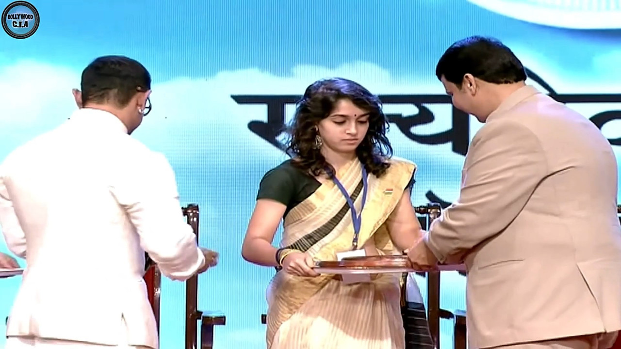 Amir Khan daughter ira khan navel slip.mkv_snapshot_00.02.959