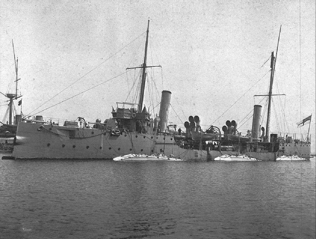 HMS Hazard  ПЛ типа Holland у его борта