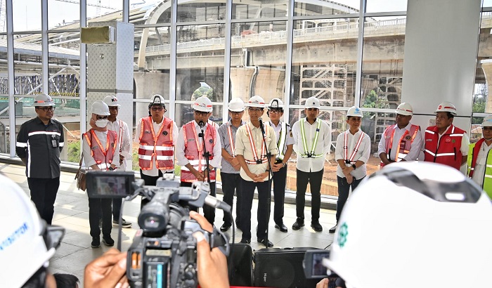Menteri Perhubungan Budi Karya Sumadi bersama Penjabat (PJ) Gubernur DKI Jakarta Heru Budi Hartono, Kamis (23/3/2023), meninjau proyek pembangunan Stasiun Halim, Jakarta Timur.