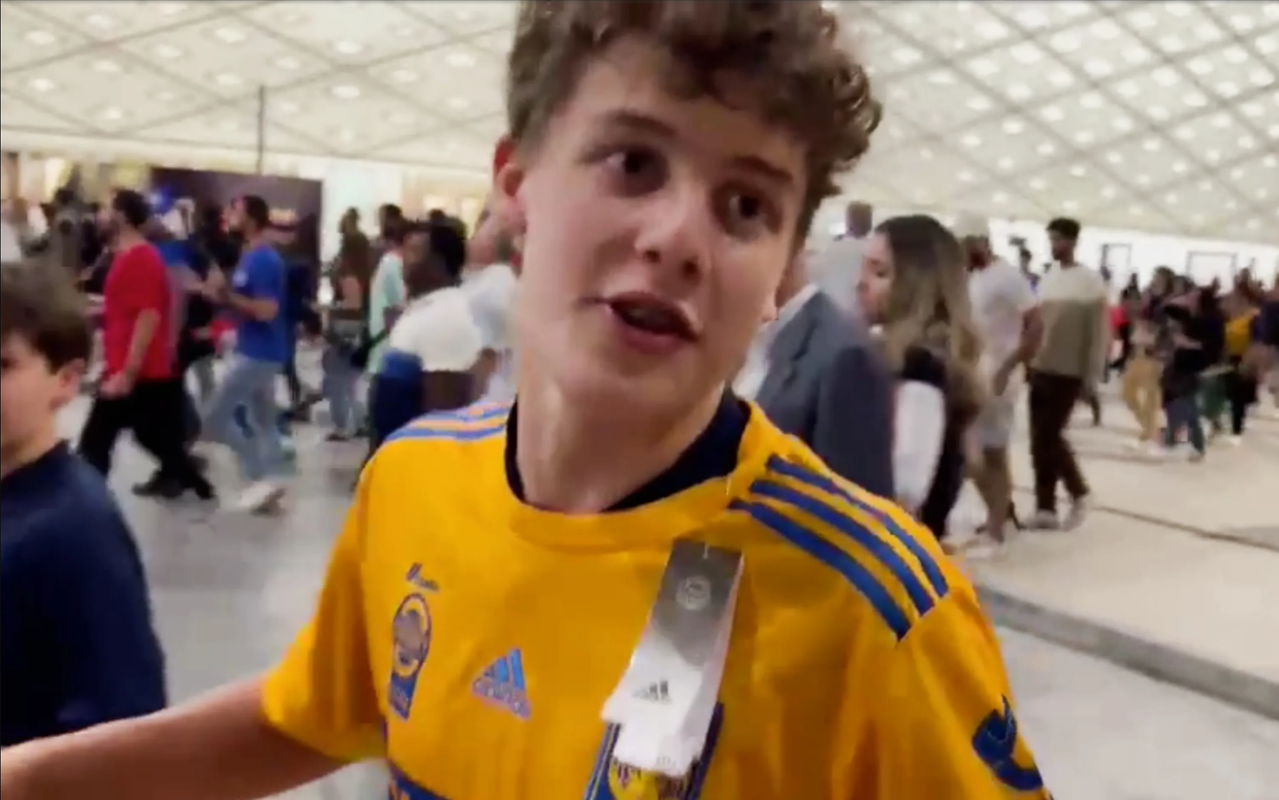 Aficionado francés porta un jersey de los Tigres en Qatar 2022