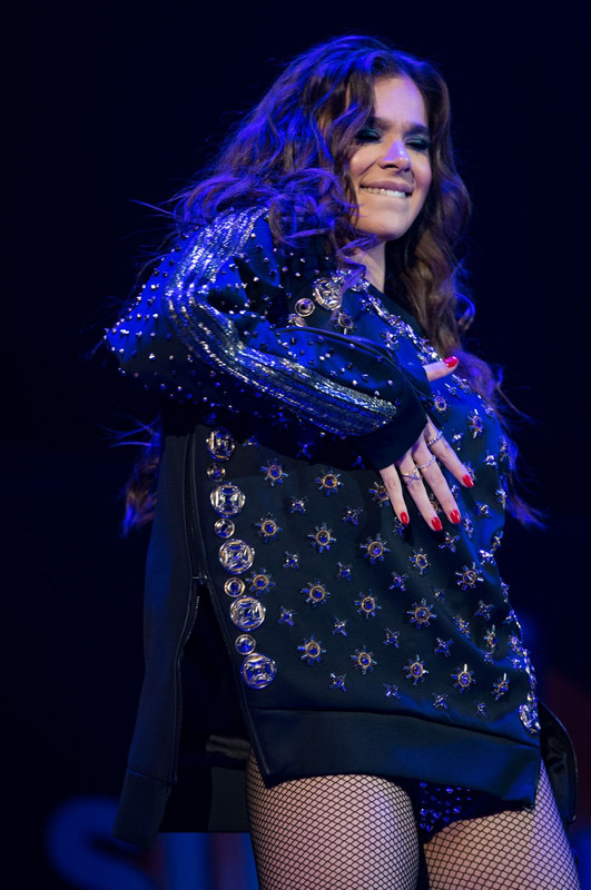 hailee-steinfeld-performs-at-b96-summer-bash-in-