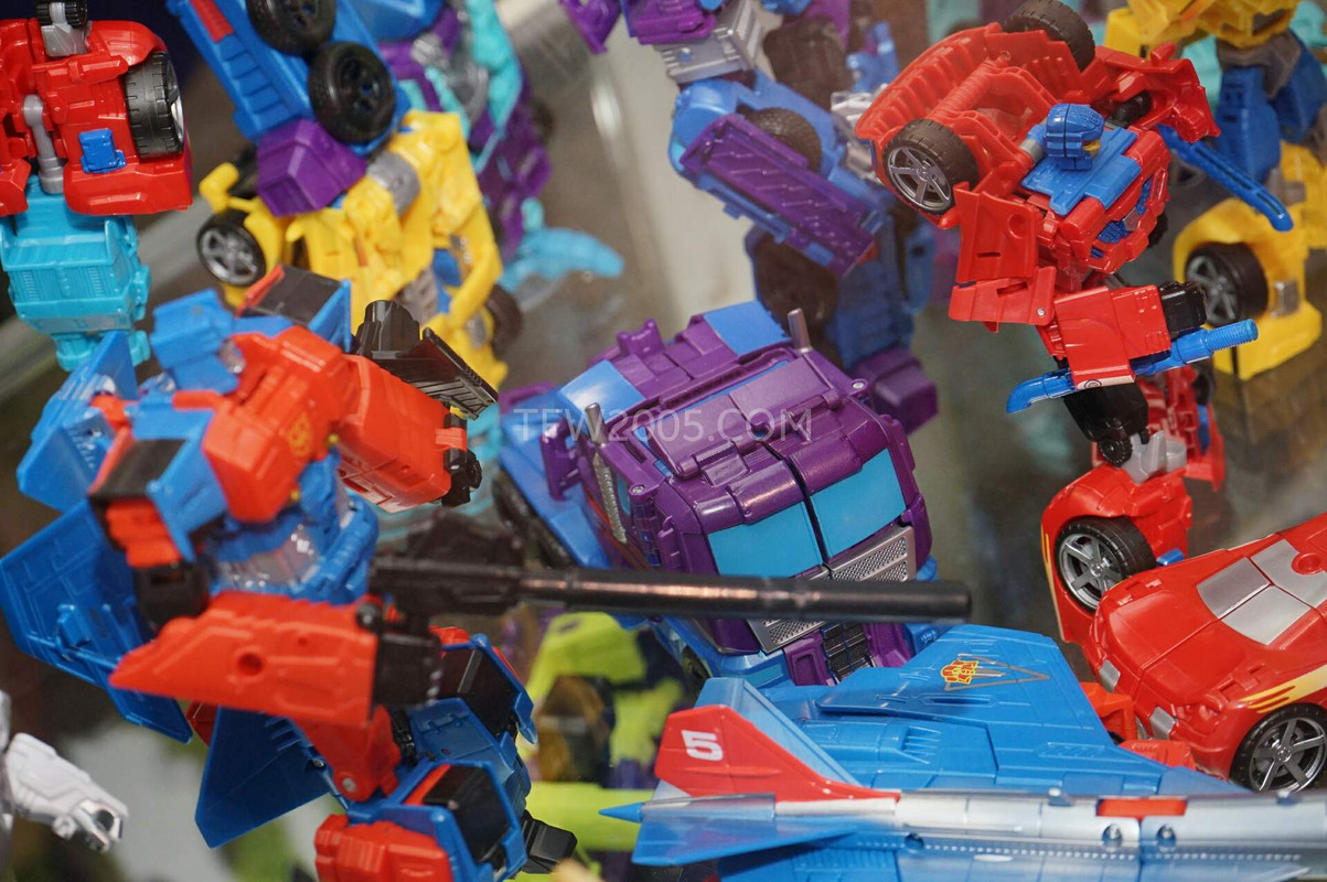 SDCC2015-Hasbro-Case-Transformers-Combiner-Wars-