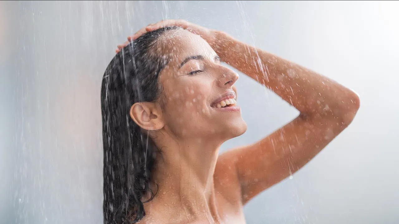 ¿Qué posiciones hacer con tu pareja en la regadera para disfrutar del sexo?