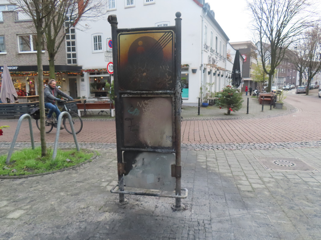 IMG 9978 Straßenverkehrsschild Verbrannt Deutschlands Perspektiven Bottrop (05 12 2025)