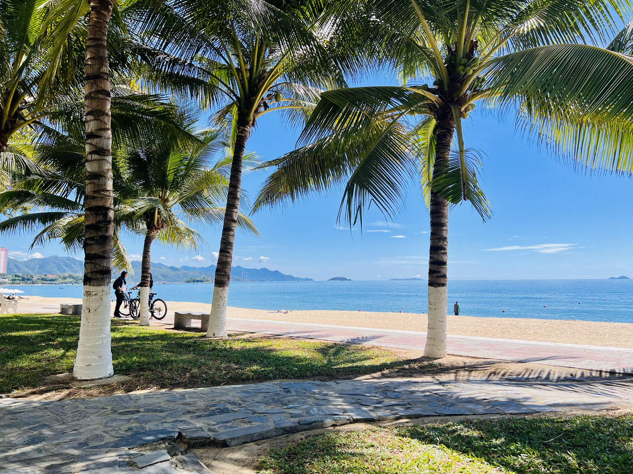 Đi bộ ra biển Nha Trang