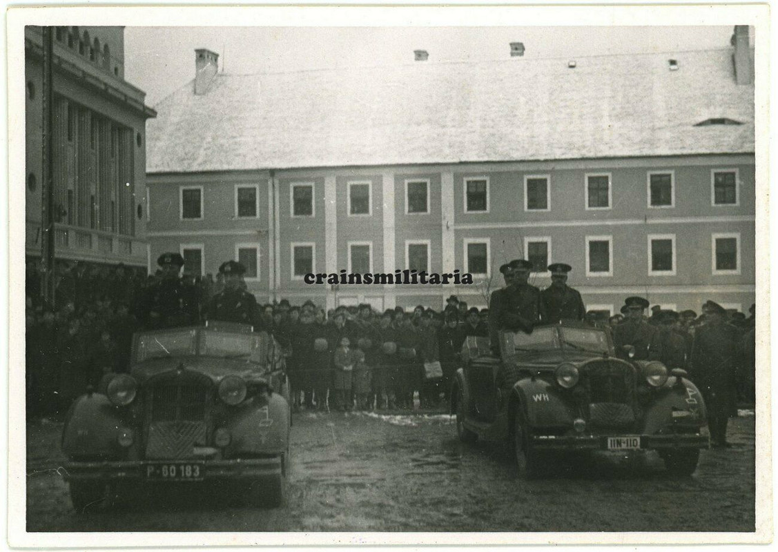 Orig. Foto ausländ. Offiziere in Pkw Stabswagen mit 16.Pz.Div. Wappen Rumänien