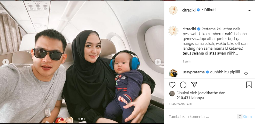 Citra Kirana, Rezky Aditya dan Baby Athar naik pesawat