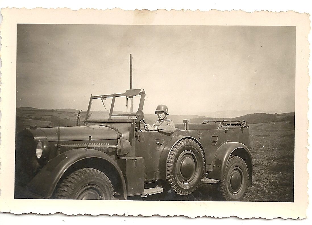 Orig.Foto Soldat Wehrmacht im Auto PKW Kübelwage