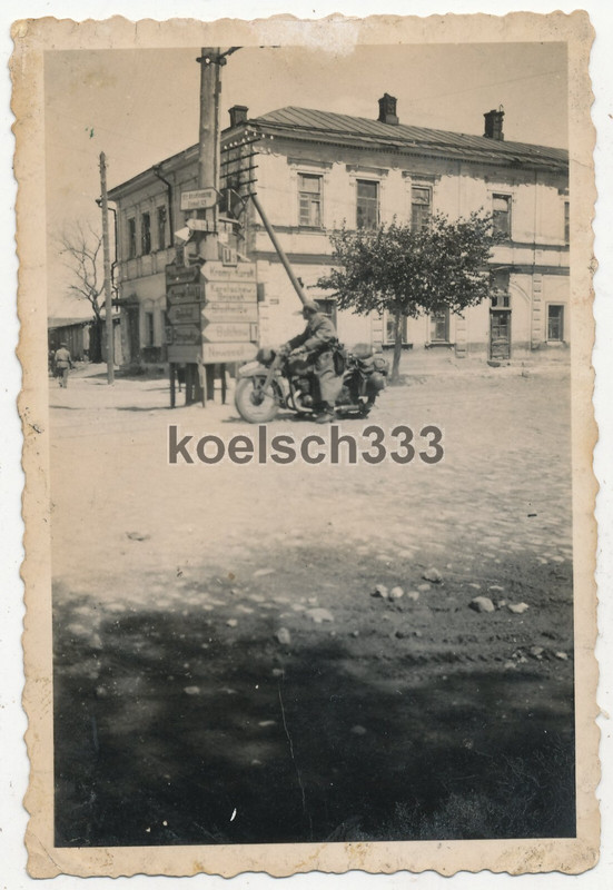 Foto Kradschütze der Wehrmacht am Wegweiser in Orel Russland 1941