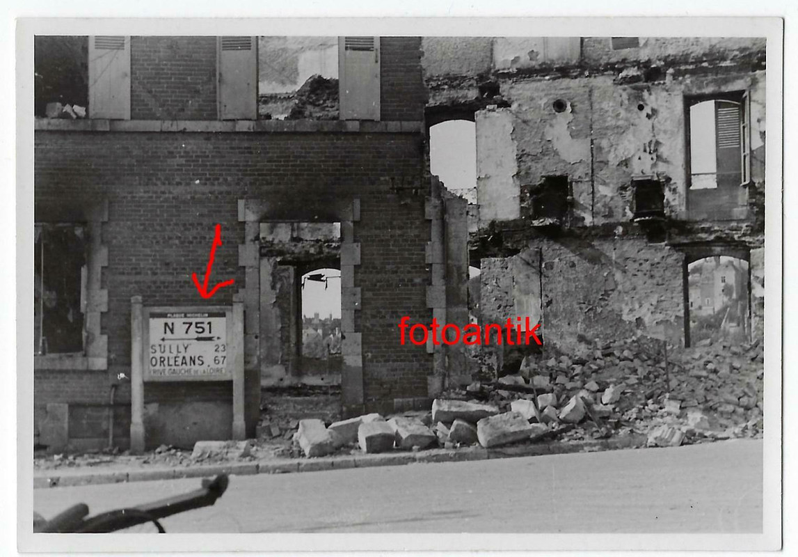 Foto 2 WK Frankreich Stadt Gien zerstörte Häuser Schild nach SULLY und Orléans