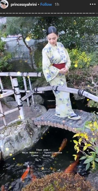 Syharini jalan-jalan di taman pakai Kimono