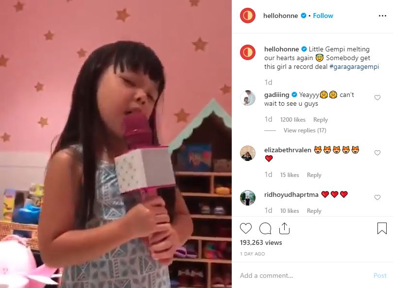 Aksi Gempi saat menyanyikan lagu Day 1 direpost oleh HONNE
