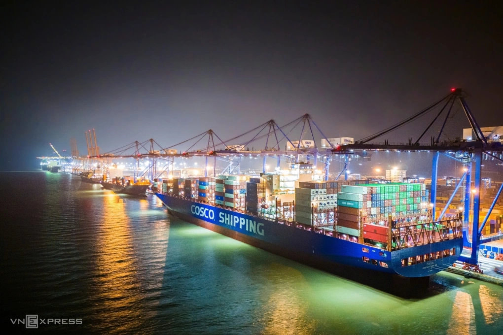 Tàu vào cụm cảng nước sâu Lạch Huyện trong đêm 2/5. Ảnh: Lê Tân - VnExpress