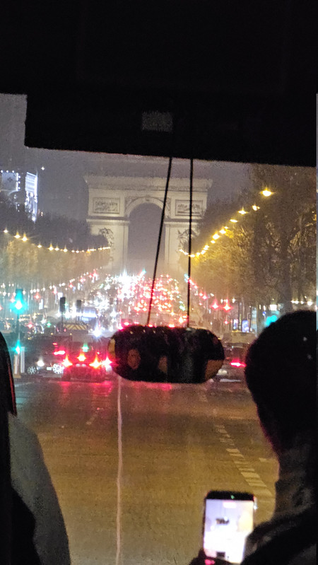 夜晚的香榭麗舍大道及凱旋門