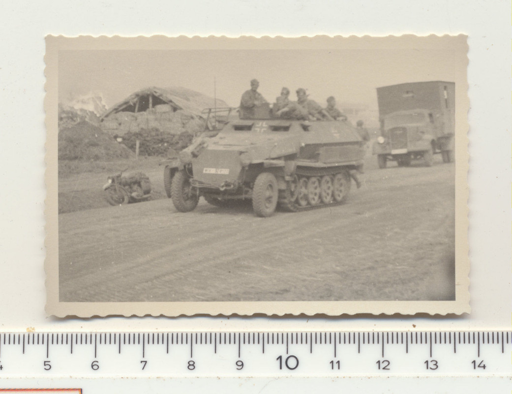 FOTO KAMERADEN MIT SCHÜTZENPANZER