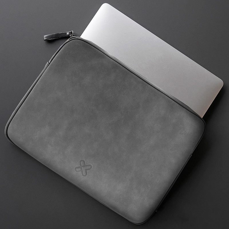 Funda Klip Xtreme Square Shield con una laptop en su interior.