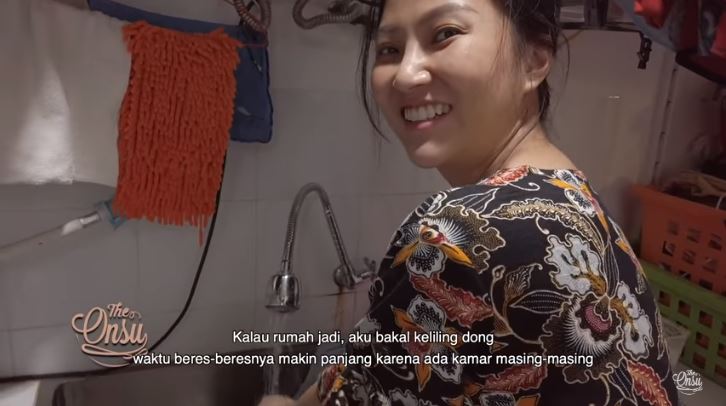 Sarwendah mencuci baju
