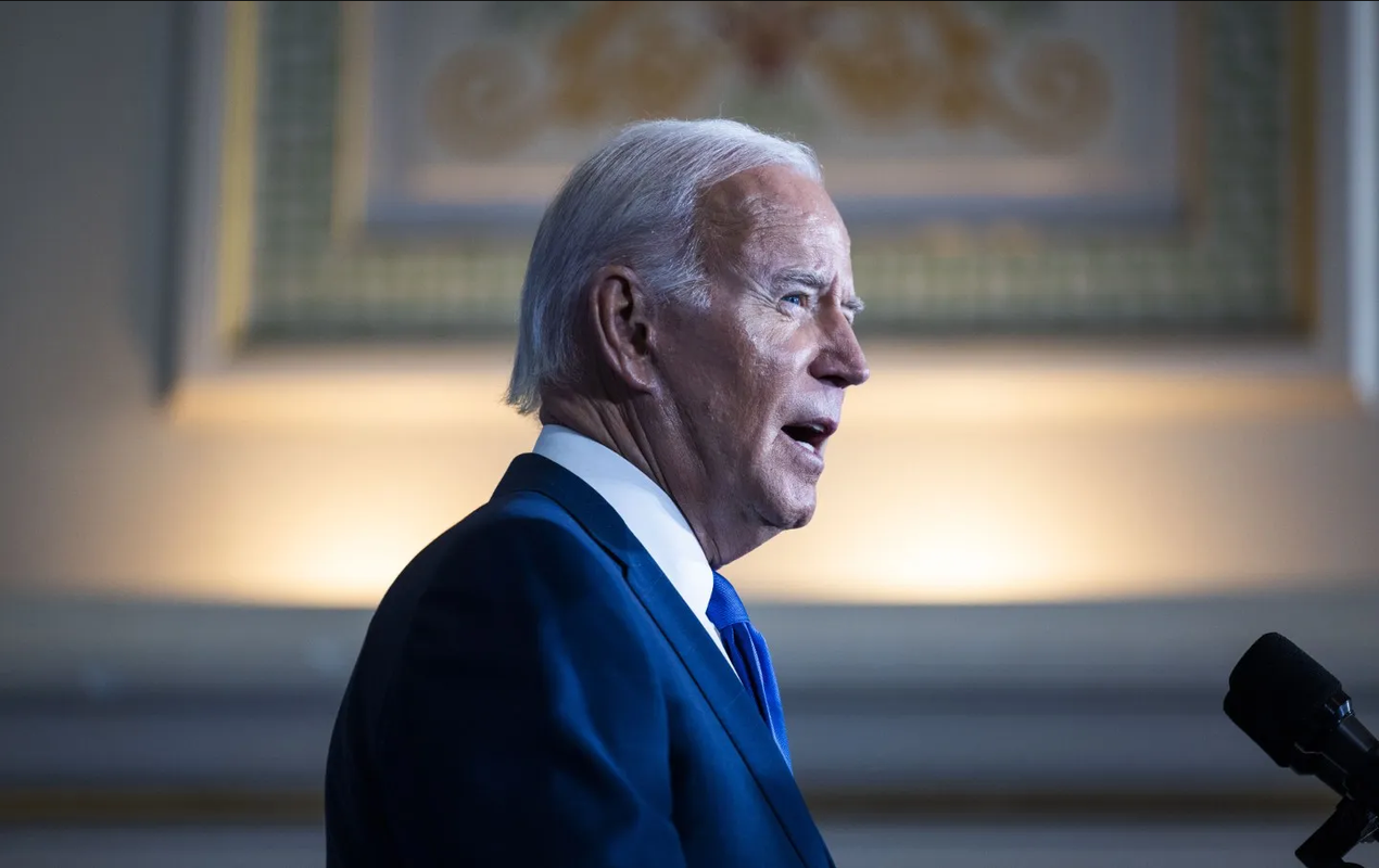 Declaran inconstitucional plan de Biden para condonar deudas estudiantiles 