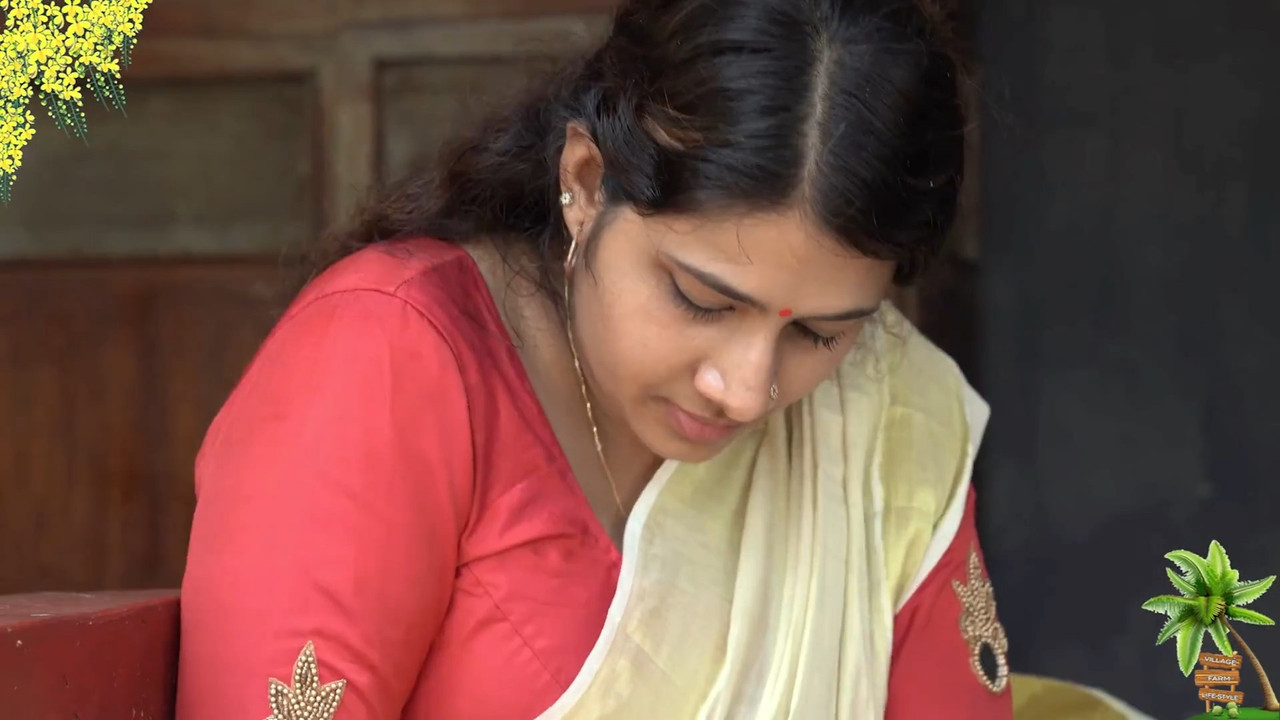Curvy Beautiful Malyali Lady Sexy Big Boobs and Tummy in Kerala Saree.mkv_snapshot_00.17.138