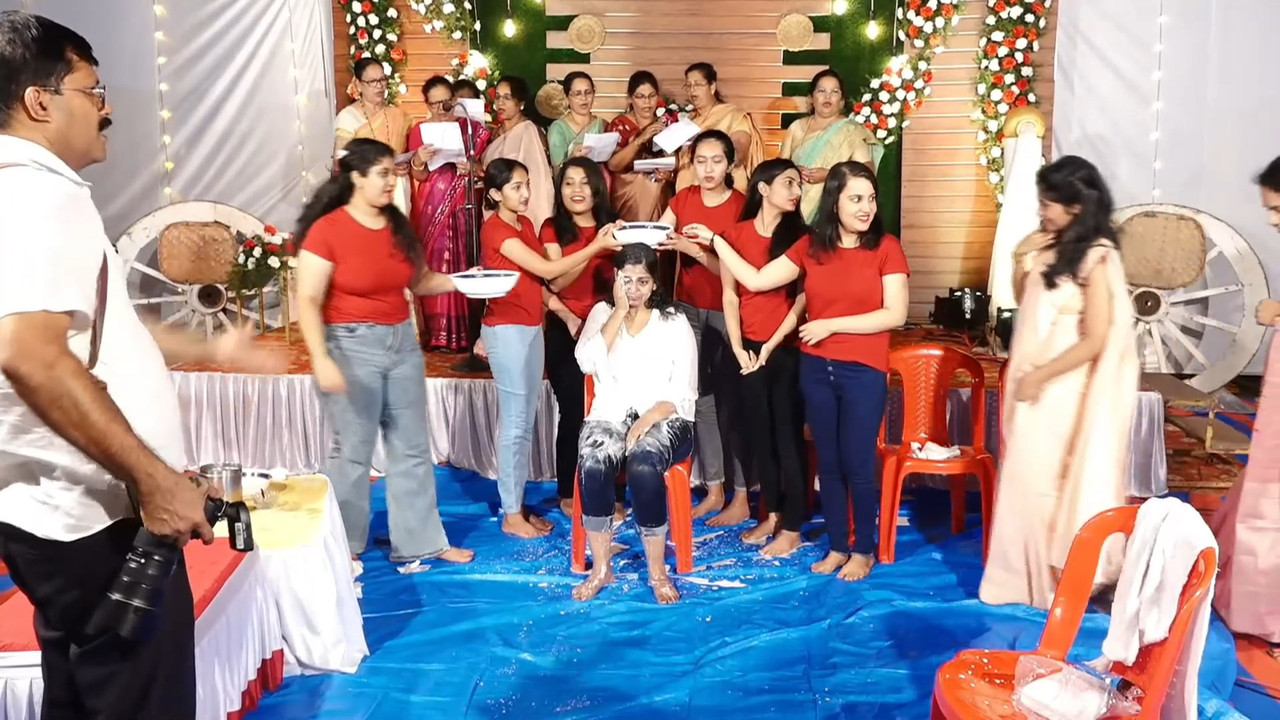 Cute mangalore chubby girl huge boobs and nipple pokie and other lady navel in saree.mp4_snapshot_01