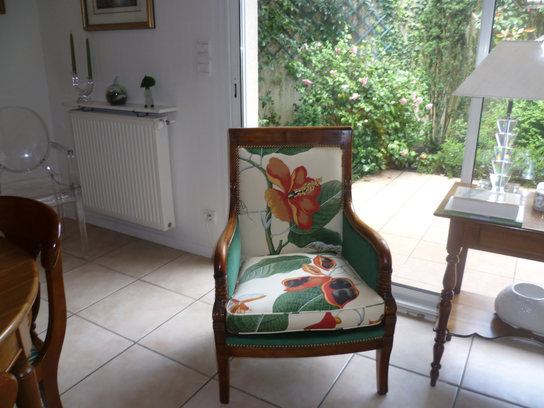 Fauteuil rénéové de tapissier décorateur