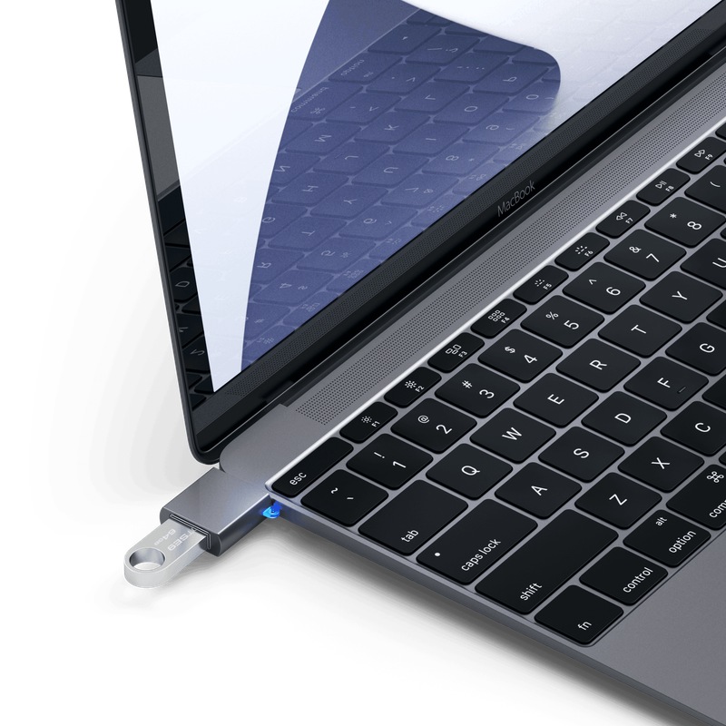 Adaptador Satechi USB-C a USB-A conectado a una MacBook.